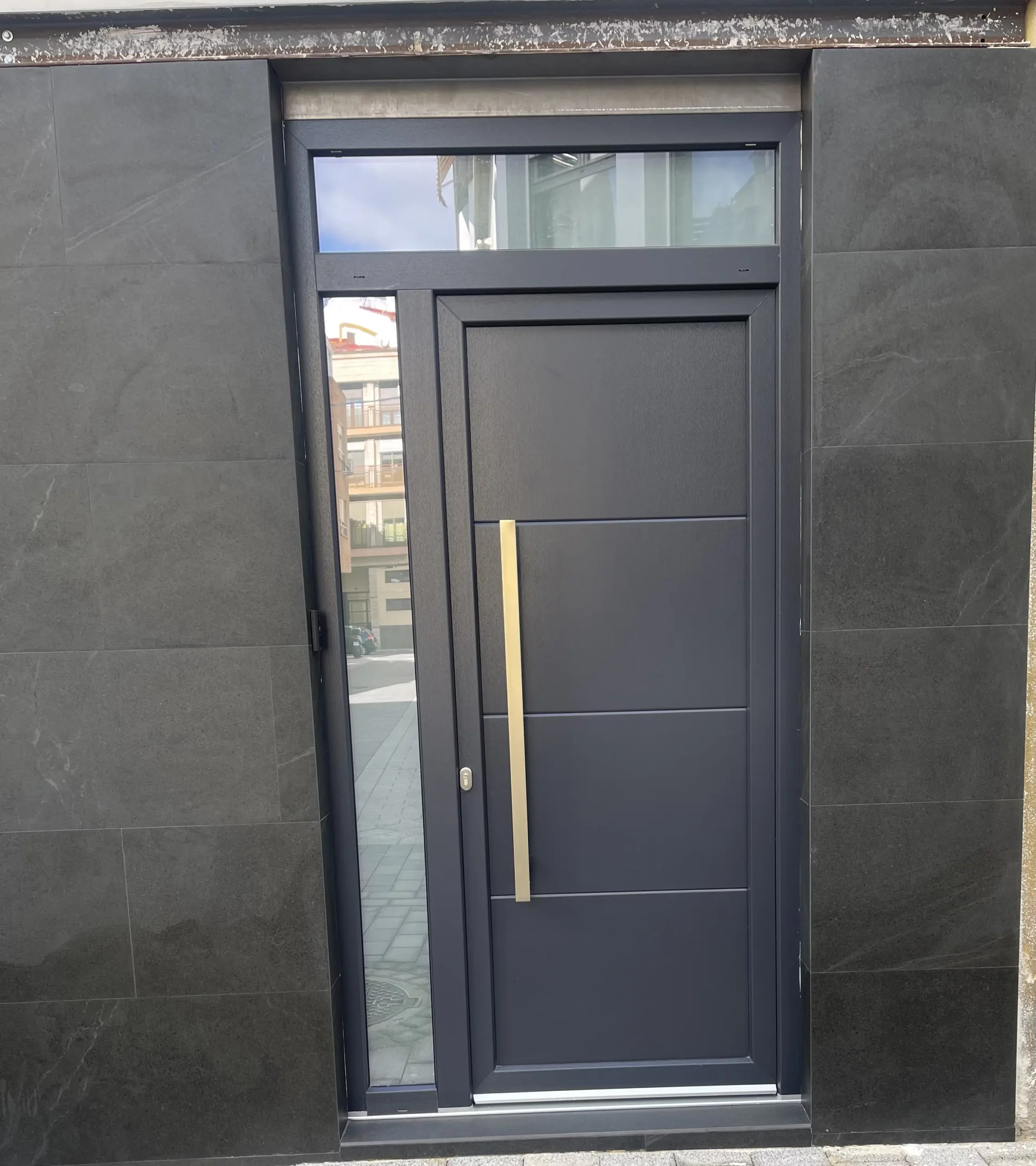 Puerta de pvc en Albacete por Carpintería Metálica Emilio