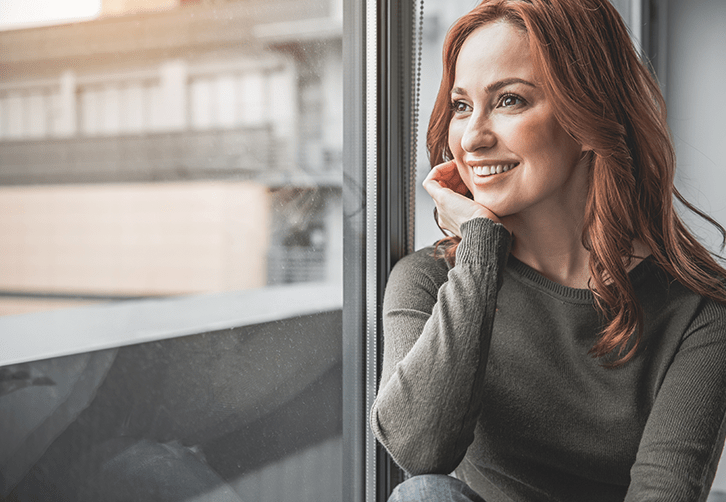 Mujer disfrutando de sus ventanas pvc en albacete