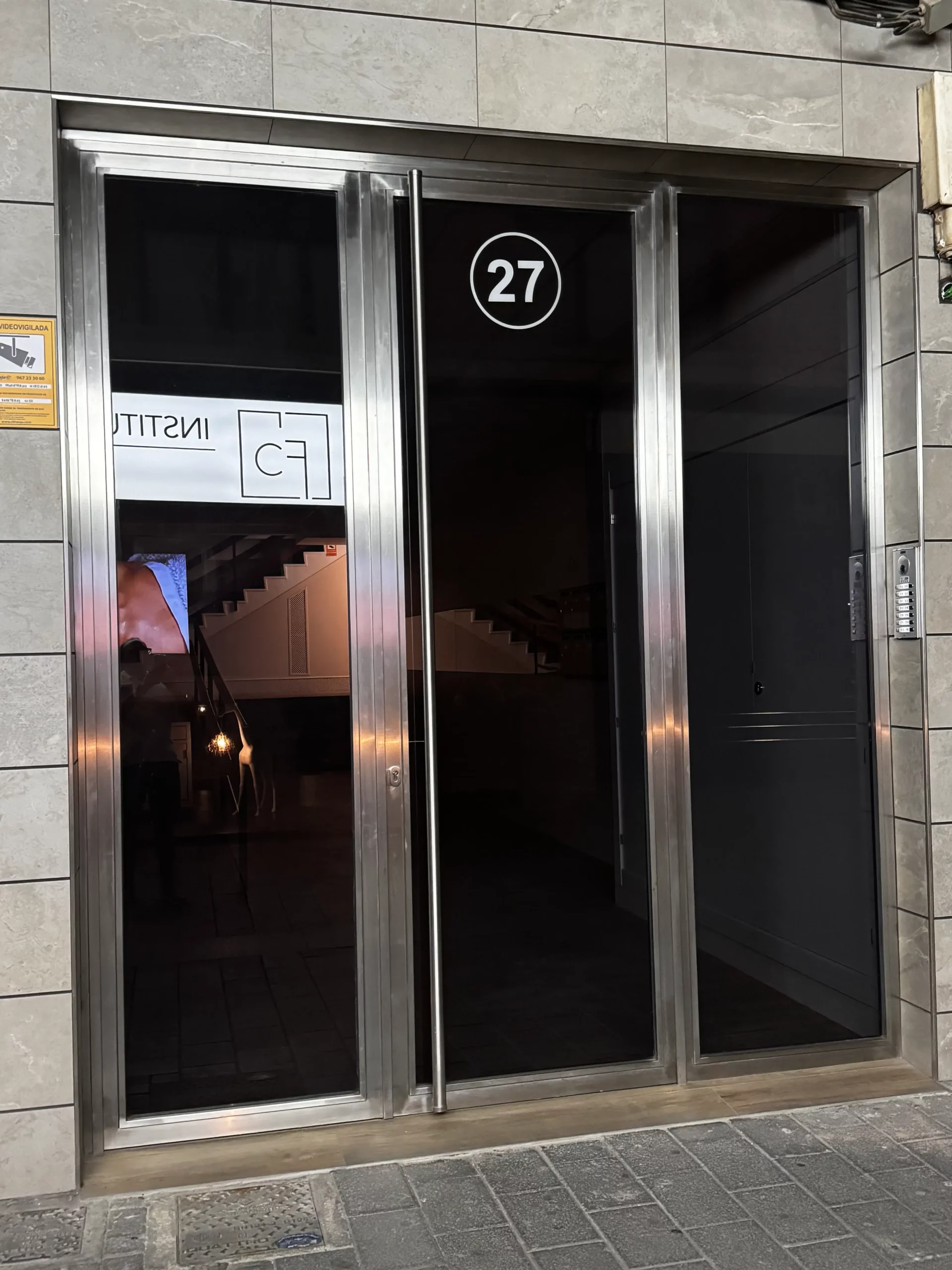 Puerta de entrada de acero inoxidable