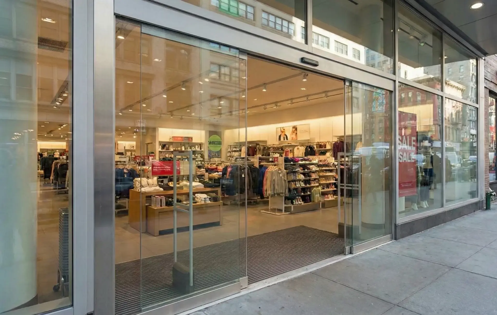 Puerta de cristal automática comercio Albacete