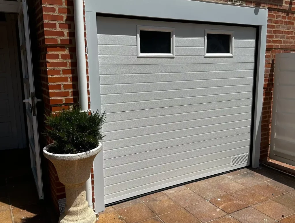 Puerta-Seccional Puerta Seccional instalada por Carpintería Metálica Emilio en Albacete