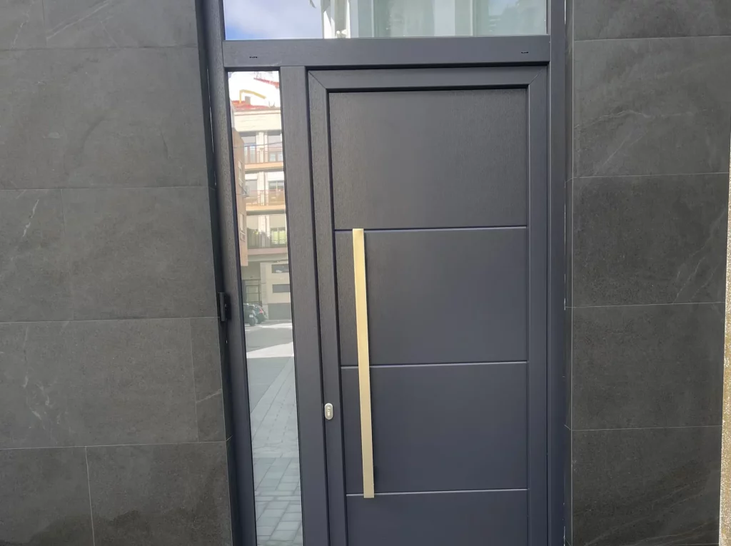 Puerta de entrada Puerta de portal en PVC, fabricada e instalada por Carpintería Metálica Emilio en Albacete